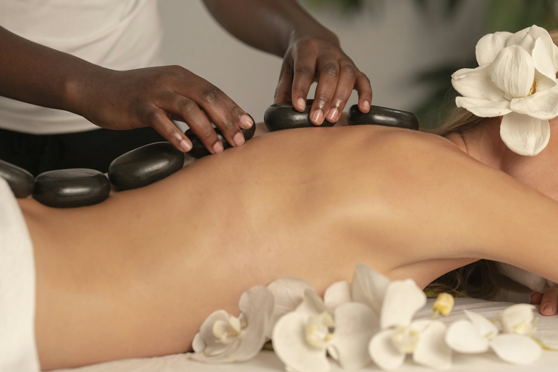 A relaxing spa massage by Wees